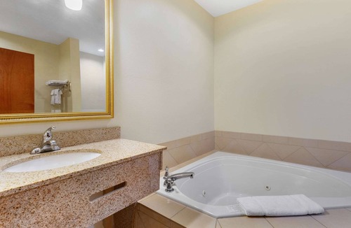Eutaw Hotel | Econo Lodge Eutaw I-20