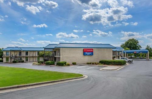 Cape Fear Cabin | Econo Lodge Fayetteville I-95
