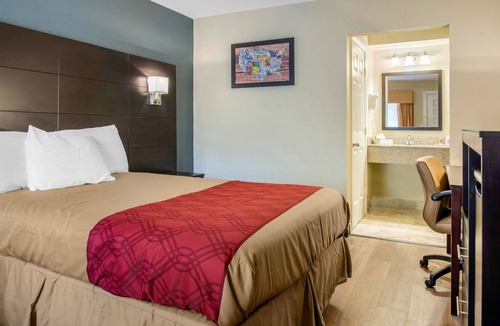 Freeport Hotel | Econo Lodge Freeport - Brunswick Area