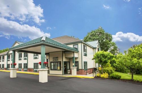 Queensbury Cabin | Econo Lodge Glens Falls - Lake George