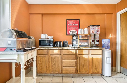 Hays Hotel | Econo Lodge Hays I-70
