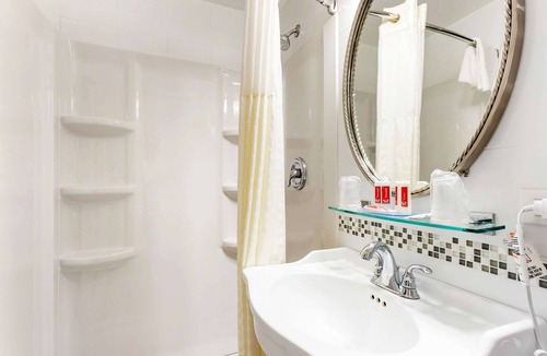 New Cassel Hotel | Econo Lodge Hicksville - Long Island