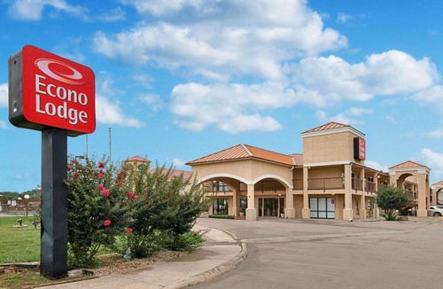 Hillsboro Cabin | Econo Lodge Hillsboro I-35