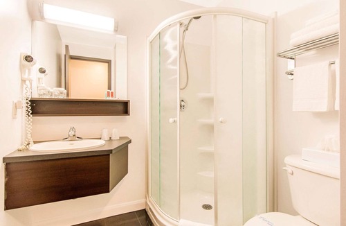 Saint-Apollinaire Hotel | Econo Lodge Inn & Suites