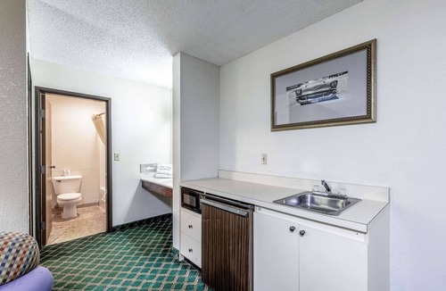 Auburn Hotel | Econo Lodge Inn & Suites Auburn