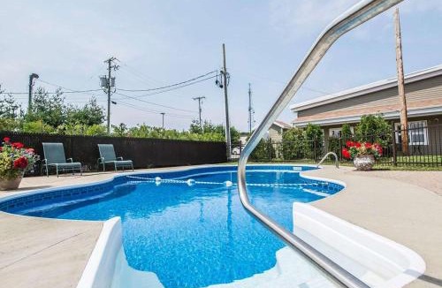 Montmagny Hotel | Econo Lodge Inn & Suites