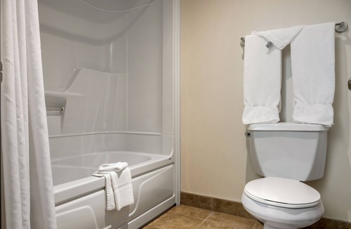 Montmagny Hotel | Econo Lodge Inn & Suites