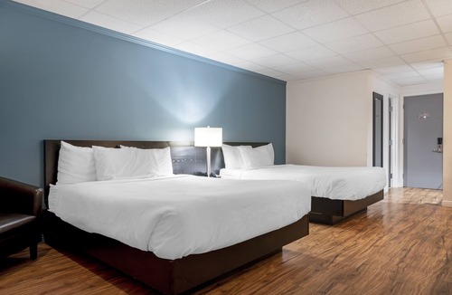 Montmagny Hotel | Econo Lodge Inn & Suites
