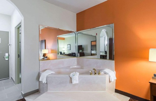 North Shore Hotel | Econo Lodge Inn & Suites East