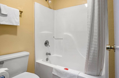 Evergreen Hotel | Econo Lodge Inn & Suites Evergreen