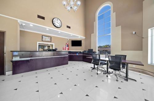 Fallbrook Hotel | Econo Lodge Inn & Suites Fallbrook Downtown