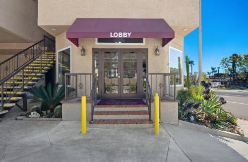 Fallbrook Hotel | Econo Lodge Inn & Suites Fallbrook Downtown