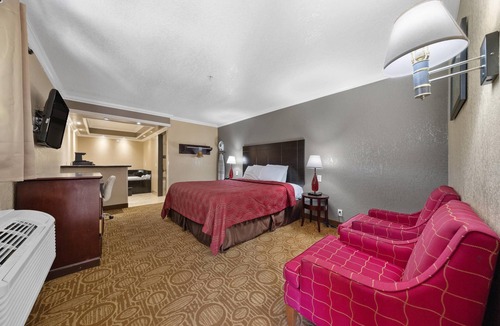 Fallbrook Hotel | Econo Lodge Inn & Suites Fallbrook Downtown