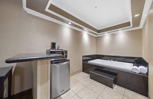 Fallbrook Hotel | Econo Lodge Inn & Suites Fallbrook Downtown