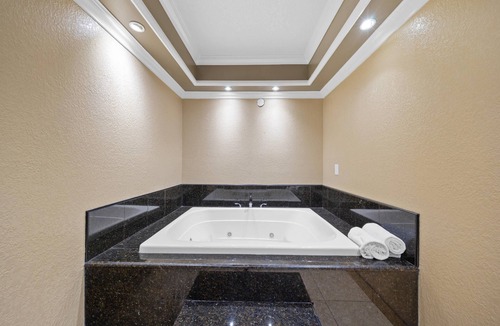 Fallbrook Hotel | Econo Lodge Inn & Suites Fallbrook Downtown