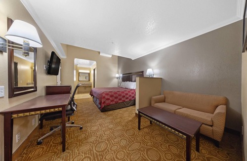 Fallbrook Hotel | Econo Lodge Inn & Suites Fallbrook Downtown