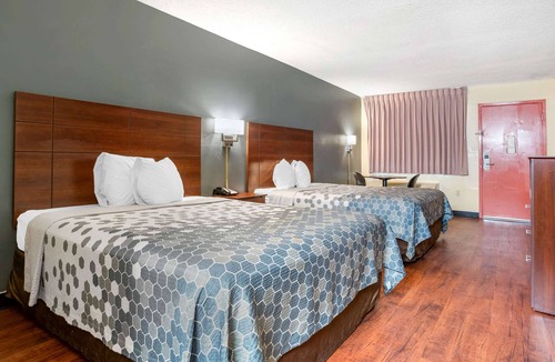 Forest Hotel | Econo Lodge Inn & Suites Forest