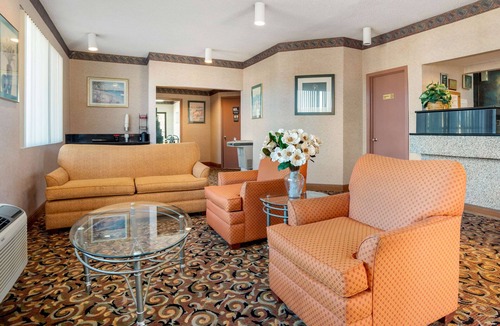 Forest Hotel | Econo Lodge Inn & Suites Forest