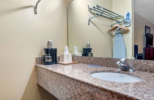 Forest Hotel | Econo Lodge Inn & Suites Forest