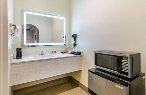 Barker Hotel | Econo Lodge Inn & Suites Houston Willowbrook