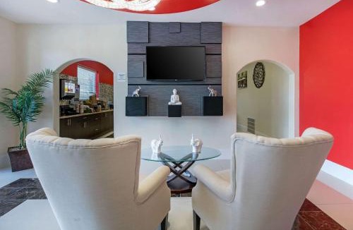 Barker Hotel | Econo Lodge Inn & Suites Houston Willowbrook