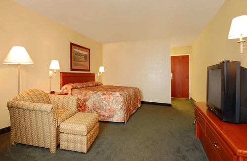 Kearney Hotel | Econo Lodge Inn & Suites Kearney South