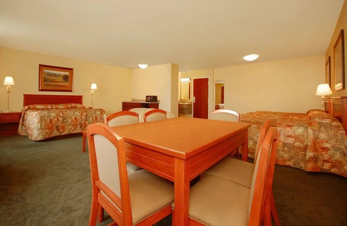Kearney Hotel | Econo Lodge Inn & Suites Kearney South