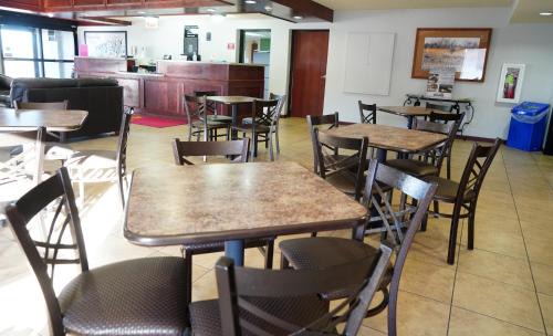 Kearney Hotel | Econo Lodge Inn & Suites Kearney South