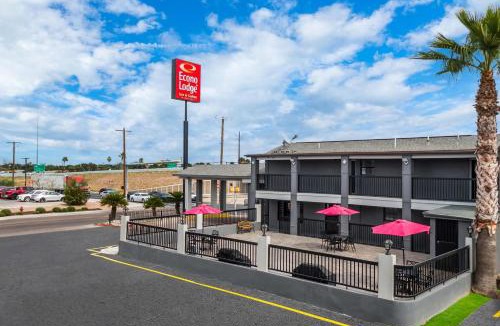 Western Division Hotel | Econo Lodge Inn & Suites Laredo - Nuevo Laredo