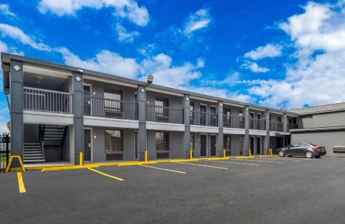 Western Division Hotel | Econo Lodge Inn & Suites Laredo - Nuevo Laredo