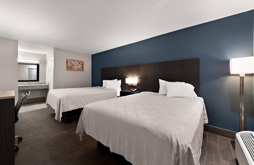 Western Division Hotel | Econo Lodge Inn & Suites Laredo - Nuevo Laredo