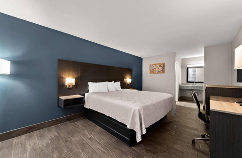 Western Division Hotel | Econo Lodge Inn & Suites Laredo - Nuevo Laredo