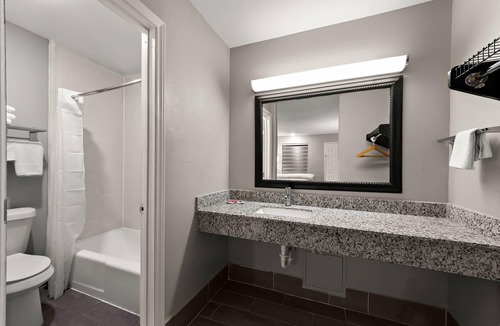 Western Division Hotel | Econo Lodge Inn & Suites Laredo - Nuevo Laredo