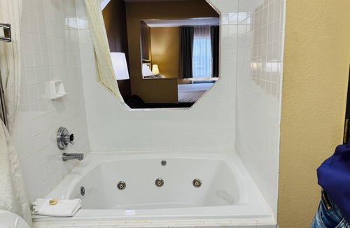 Monroe Hotel | Econo Lodge Inn & Suites Monroe
