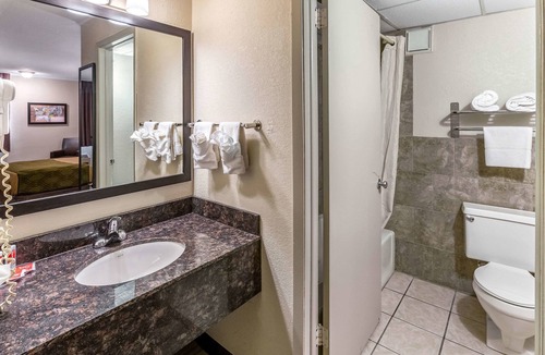 Newton Hotel | Econo Lodge Inn & Suites Newton