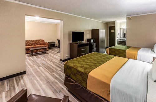 Newton Hotel | Econo Lodge Inn & Suites Newton