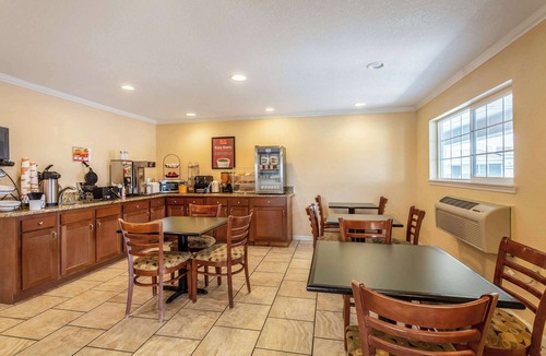 Santa Rosa Hotel | Econo Lodge Inn & Suites Santa Rosa