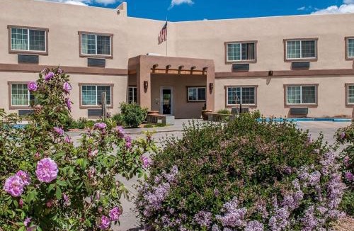 Southside Hotel | Econo Lodge Inn & Suites Santa Fe South