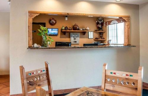 Southside Hotel | Econo Lodge Inn & Suites Santa Fe South
