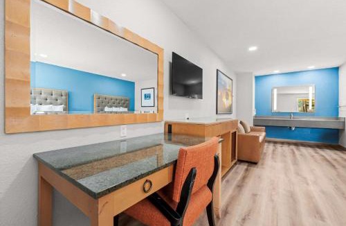 Sealy Hotel | Econo Lodge Inn & Suites Sealy