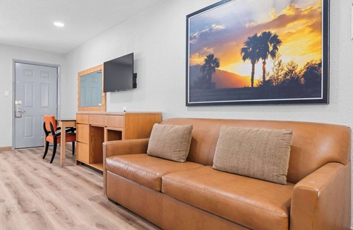 Sealy Hotel | Econo Lodge Inn & Suites Sealy