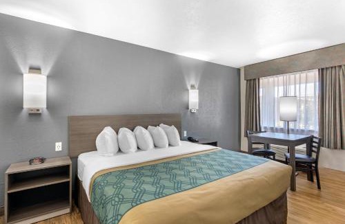 Polvadera Hotel | Econo Lodge Inn & Suites Socorro