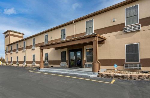 Mitchell Hotel | Econo Lodge Inn & Suites Granite City - St Louis