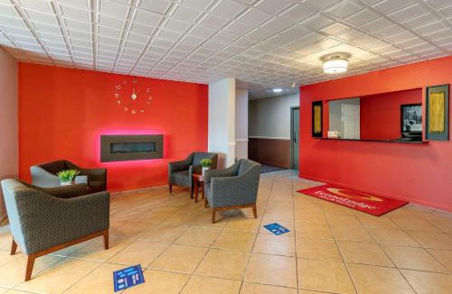 Mitchell Hotel | Econo Lodge Inn & Suites Granite City - St Louis
