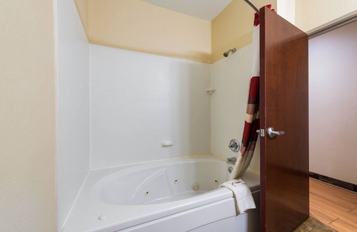 Monee Hotel | Econo Lodge Inn & Suites