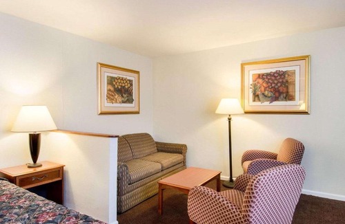 Northborough Hotel | Econo Lodge Inn & Suites