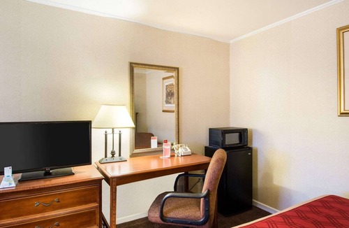 Northborough Hotel | Econo Lodge Inn & Suites