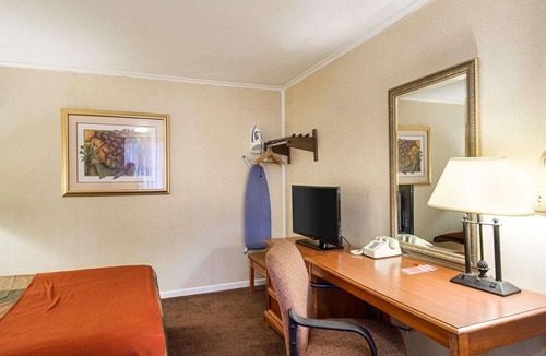 Northborough Hotel | Econo Lodge Inn & Suites