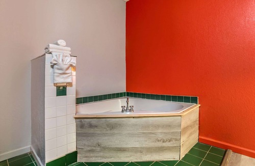 Philadelphia Hotel | Econo Lodge Inn & Suites Philadelphia MS
