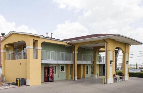 Government Hill Hotel | Econo Lodge Inn & Suites San Antonio near Frost Bank Center
